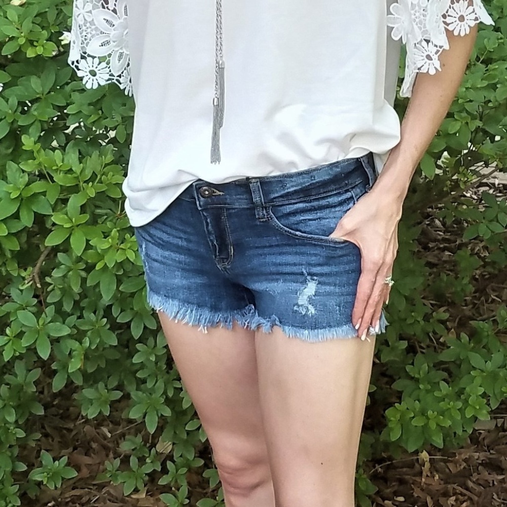 NWT Distressed Jean Shorts w/Frayed Edge - Picture 3 of 6